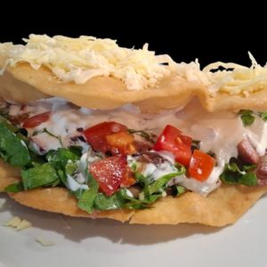 E.Töltött lángos csülökkel, fokhagymás tejföllel, paradicsommal és sajttal
