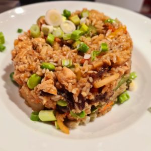 Csirkemell falatkák wok zöldségekkel, sült rizzsel